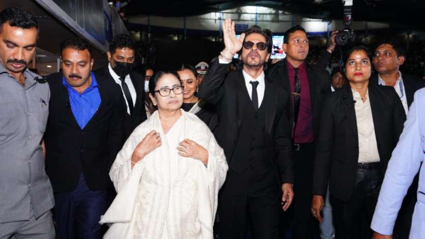 Shah Rukh Khan was one of the celebrities at the 28th edition of the KIFF. He blew kisses for his fans as he walked with West bengal CM Mamata Banerjee 