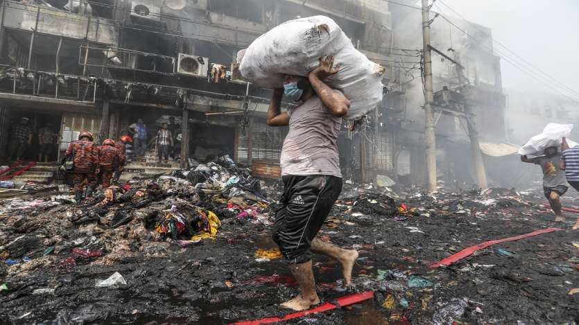 Bangladesh: Massive fire blazes through popular cloth market in Dhaka ...