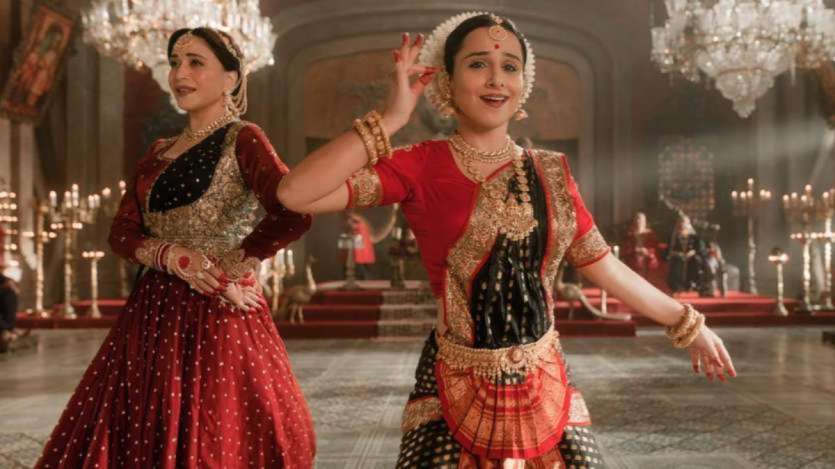 After 17 years, Vidya Balan will be seen again as her character Manjulika in the upcoming film 'Bhool Bhulaiyaa 3'. This film is releasing on Diwali. Even before the dance face-offs between Madhuri Dixit and Vidya Balan, many powerful face-offs have been seen in Bollywood. See their amazing glimpses here.