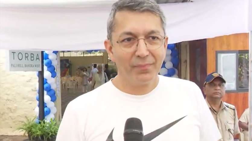 Filmmaker Kunal Kohli was also spotted at a polling booth for voting. He also talked to the media persons after performing his duties.