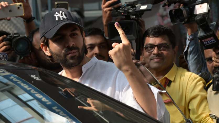 Kartik Aaryan, who is currently basking in the success of his latest release Bhool Bhulaiyaa 3, also voted on Wednesday. While media and paparazzi surrounded him, the actor showed his inked fingers. 