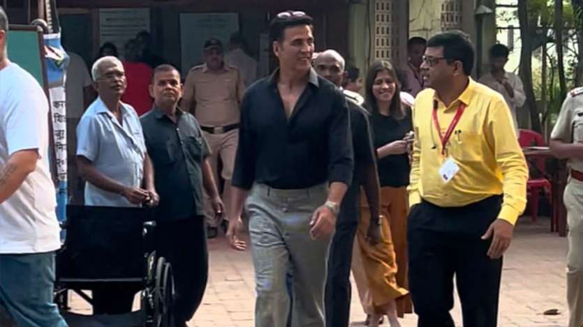 No points for guessing, which actor came out first and cast his vote. It was Akshay Kumar who was seen reaching at a polling station in Mumbai, soon after the voting began on Wednesday morning.