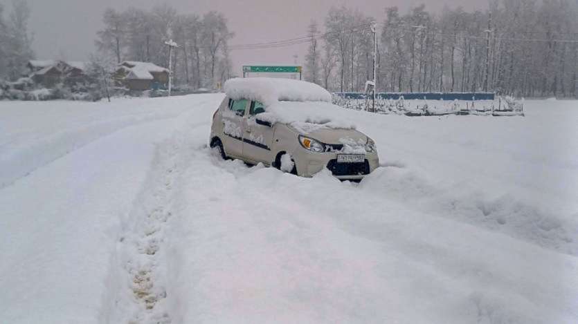 The Srinagar-Leh highway received about 15 inches of snowfall, while Anantnag district experienced 17 inches of snow. The tourist town of Pahalgam recorded 18 inches of fresh snowfall.