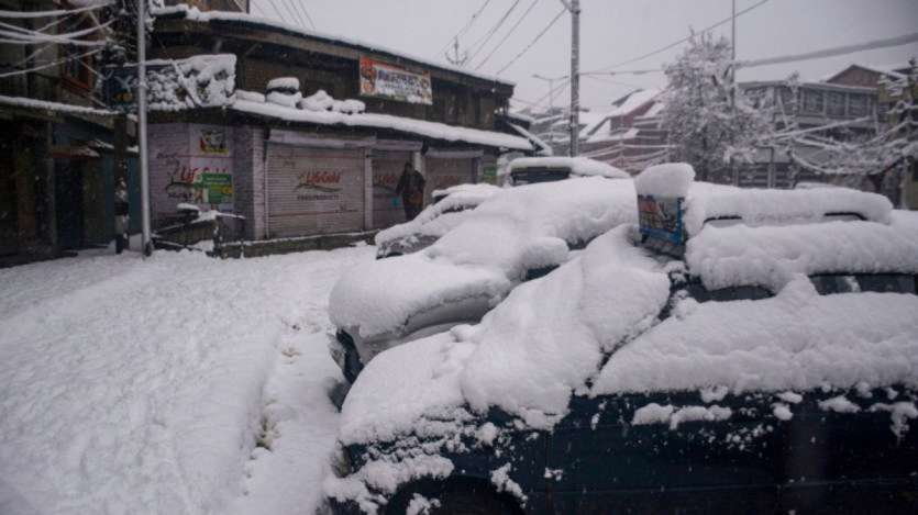 The heavy snowfall has covered the streets of Srinagar with a thick blanket of snow, making it difficult for people to drive. Everywhere, a blanket of white snow stretches as far as the eye can see.