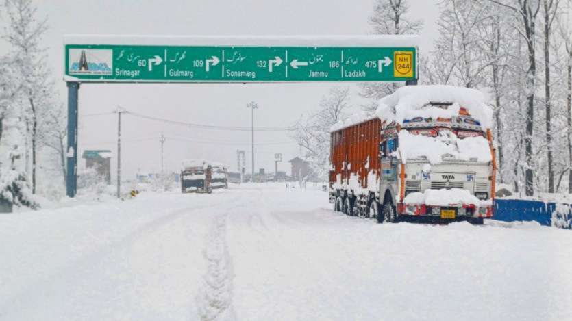 Due to heavy snowfall, the Jammu-Srinagar National Highway has been closed for traffic. Passengers have been advised to avoid non-essential travel until the weather improves and the roads are cleared.