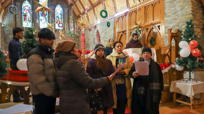 In Baramulla, people gather at St. Mary’s Church in Gulmarg to sing carols during the Christmas celebration. The church resonates with festive joy as locals and visitors join in the holiday spirit.