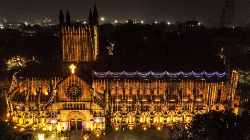 On Christmas, the All Saints Cathedral in Prayagraj is beautifully illuminated, creating a festive and serene atmosphere. The church’s glowing lights attract visitors, adding to the holiday cheer in the city.