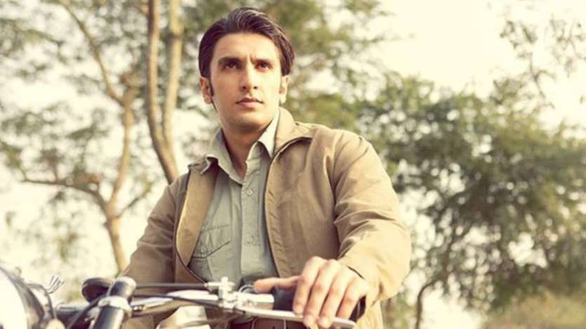 Varun Shrivastav from Lootera: Ranveer Singh displayed a subtle and reserved side of his acting abilities in Vikramaditya Motwane's moving historical drama. He portrayed Varun, a mysterious con artist who becomes involved in a sweet but tragic romance with Pakhi, played by Sonakshi Sinha. Ranveer's understated performance stood out in this visual and emotional masterwork, which was set in the 1950s.