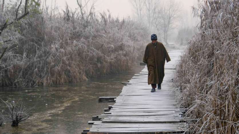 Srinagar shivers at minus 6.6 degrees Celsius as cold wave sweeps Kashmir | PICS