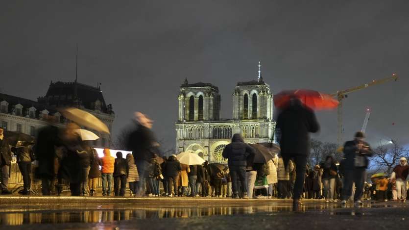 Over 2,500 people thronged Paris streets on Saturday as the reopening scheduled for weekends (December 7, 8). Saturday’s events started with Archbishop Laurent Ulrich symbolically reopening Notre Dame’s grand wooden doors with three resounding knocks. 