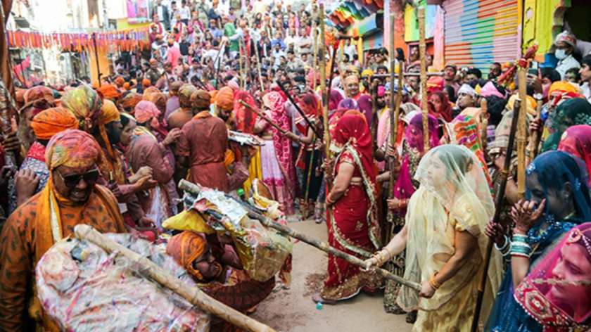 radhe krishna slevrate holi in barsana temple