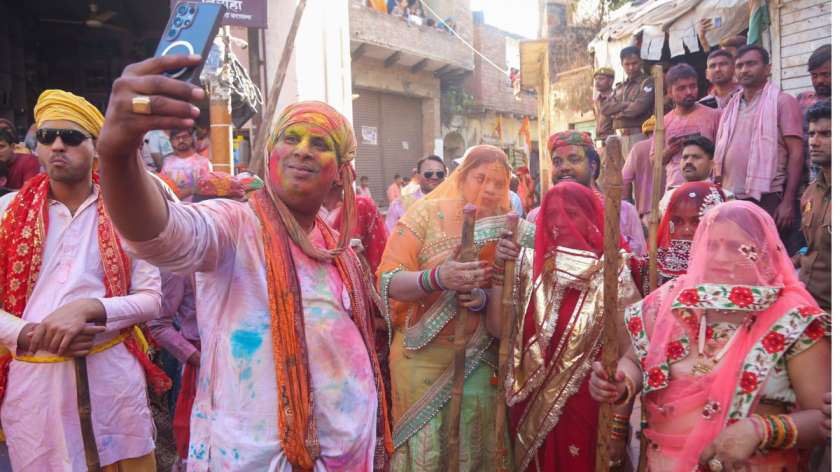 radhe krishna slevrate holi in barsana temple