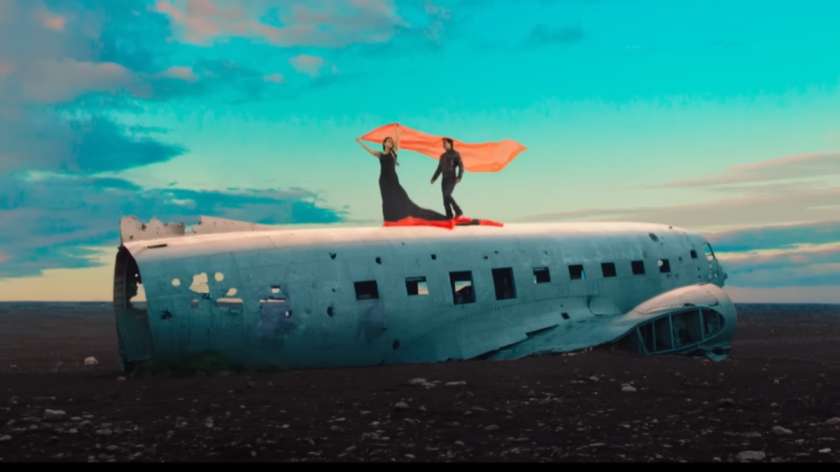 Shah Rukh Khan and Kajol's starrer 'Dilwale' was released in 2015. The song 'Gerua' from this film is remembered for its iconic shooting location. The song was filmed in Iceland, and it also showcases a wrecked plane on the black sand beach of Solheimasandur in Iceland.