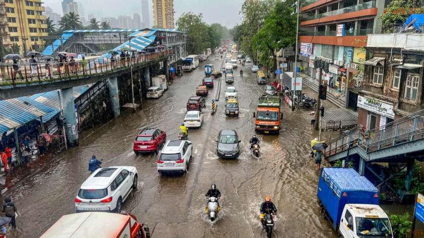 Mumbai rain throws normal life out of gear – In pics - India TV News