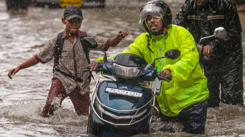 Mumbai rain throws normal life out of gear – In pics - India TV News