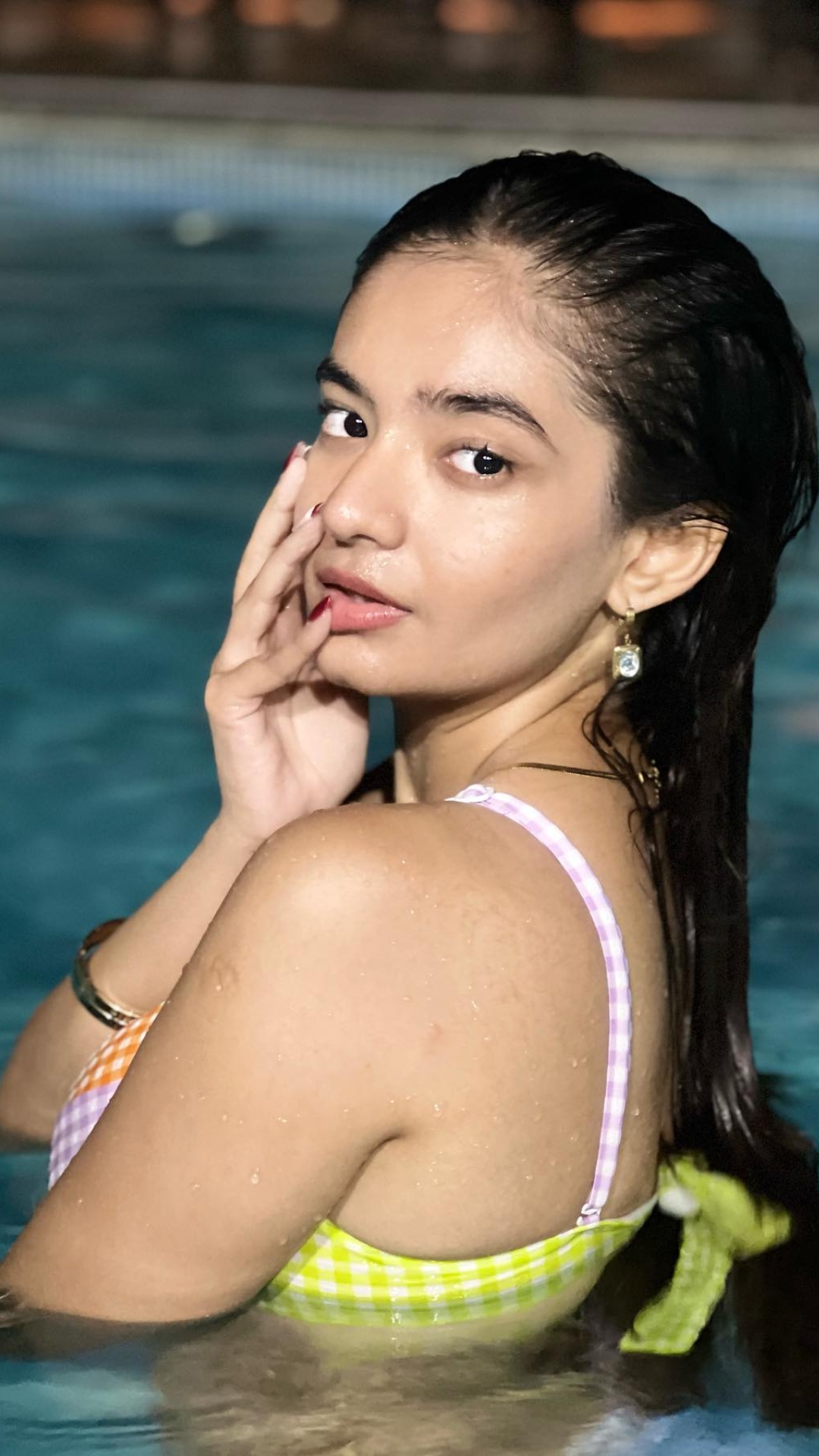 Anushka Sexy Nangi Film - Anushka Sen's pool photos to going backless in Australia, actress' latest  pics go viral