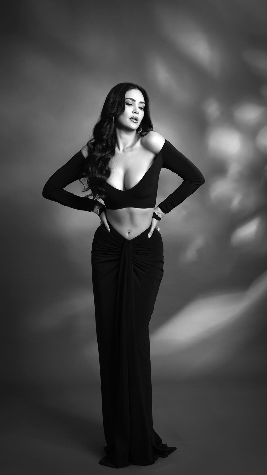 Esha Gupta looks breathtaking in a black blouse and skirt; her sultry photos go viral