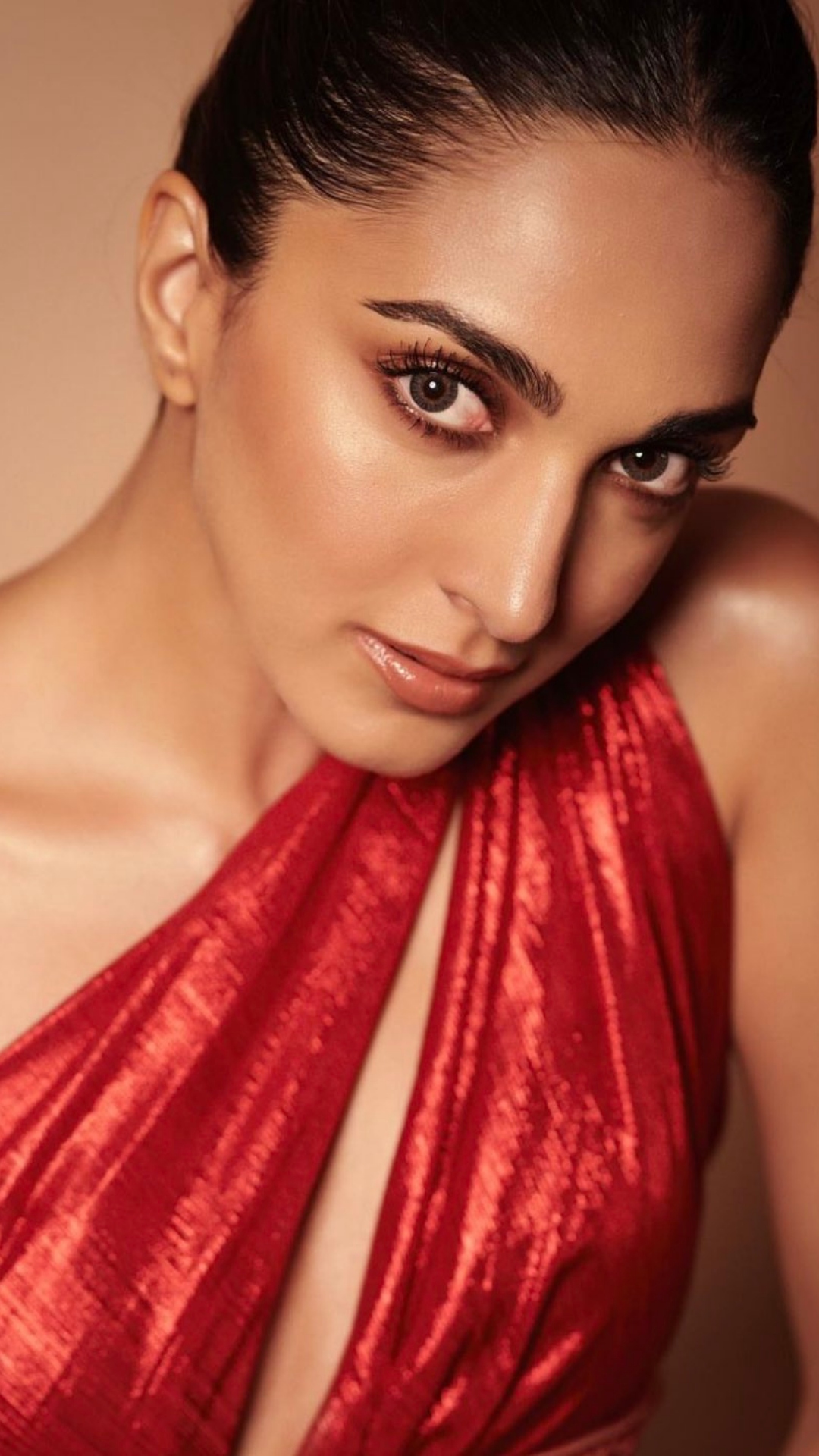 Kiara Advani looks drop-dead hot in sultry red cutout dress| Photos