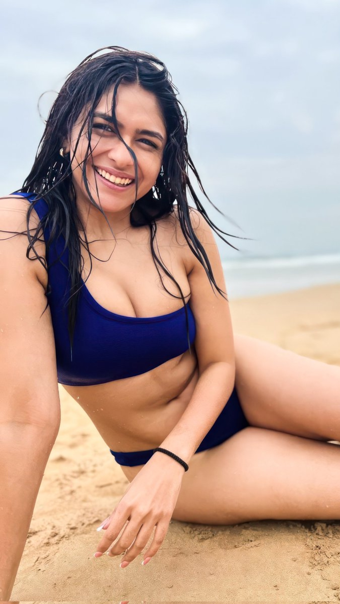 Mrunal Thakur, Janhvi Kapoor to Shanaya: Divas with bikini bodies