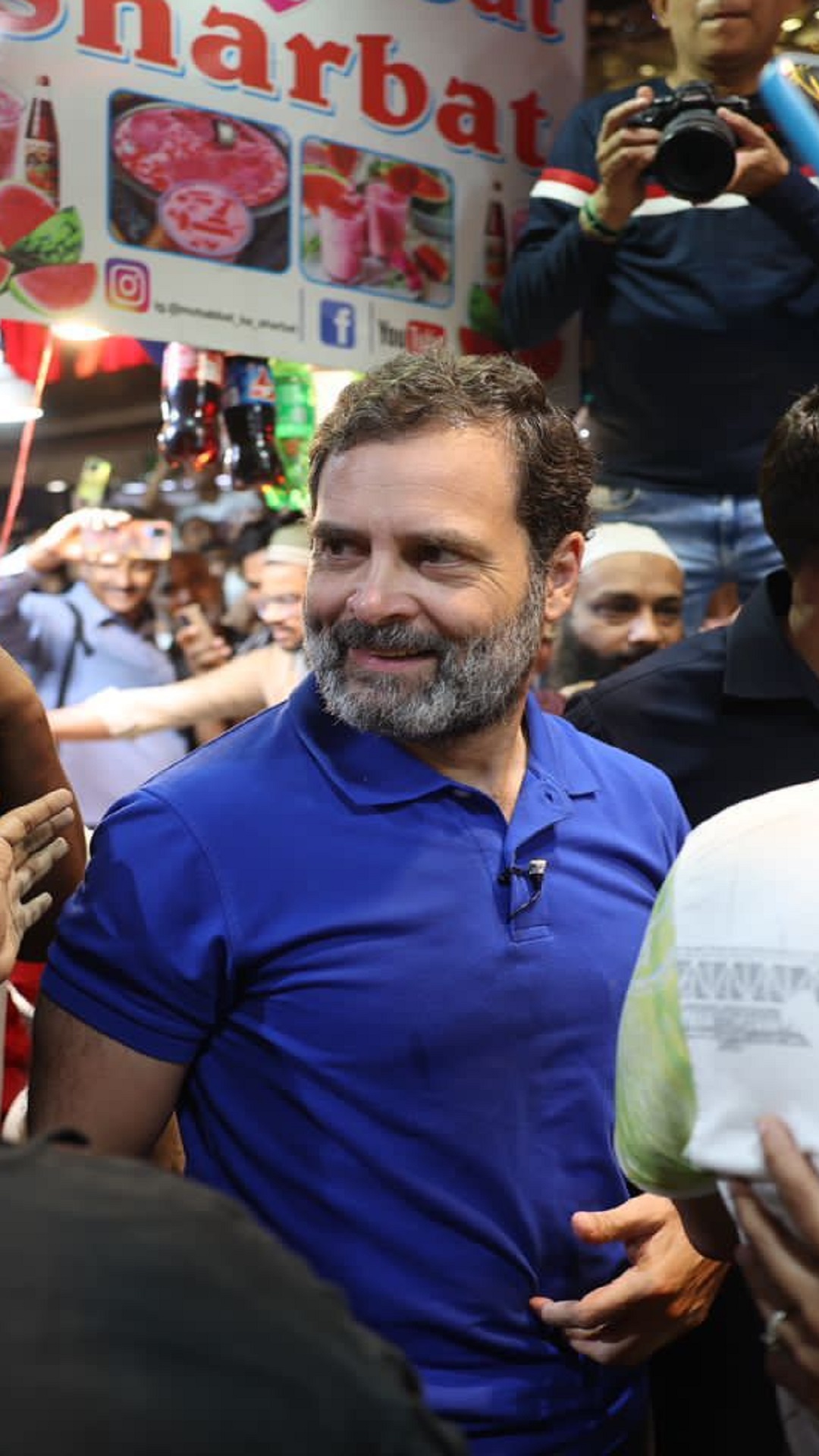 Rahul Gandhi enjoys street food at Delhi's Khan Market!