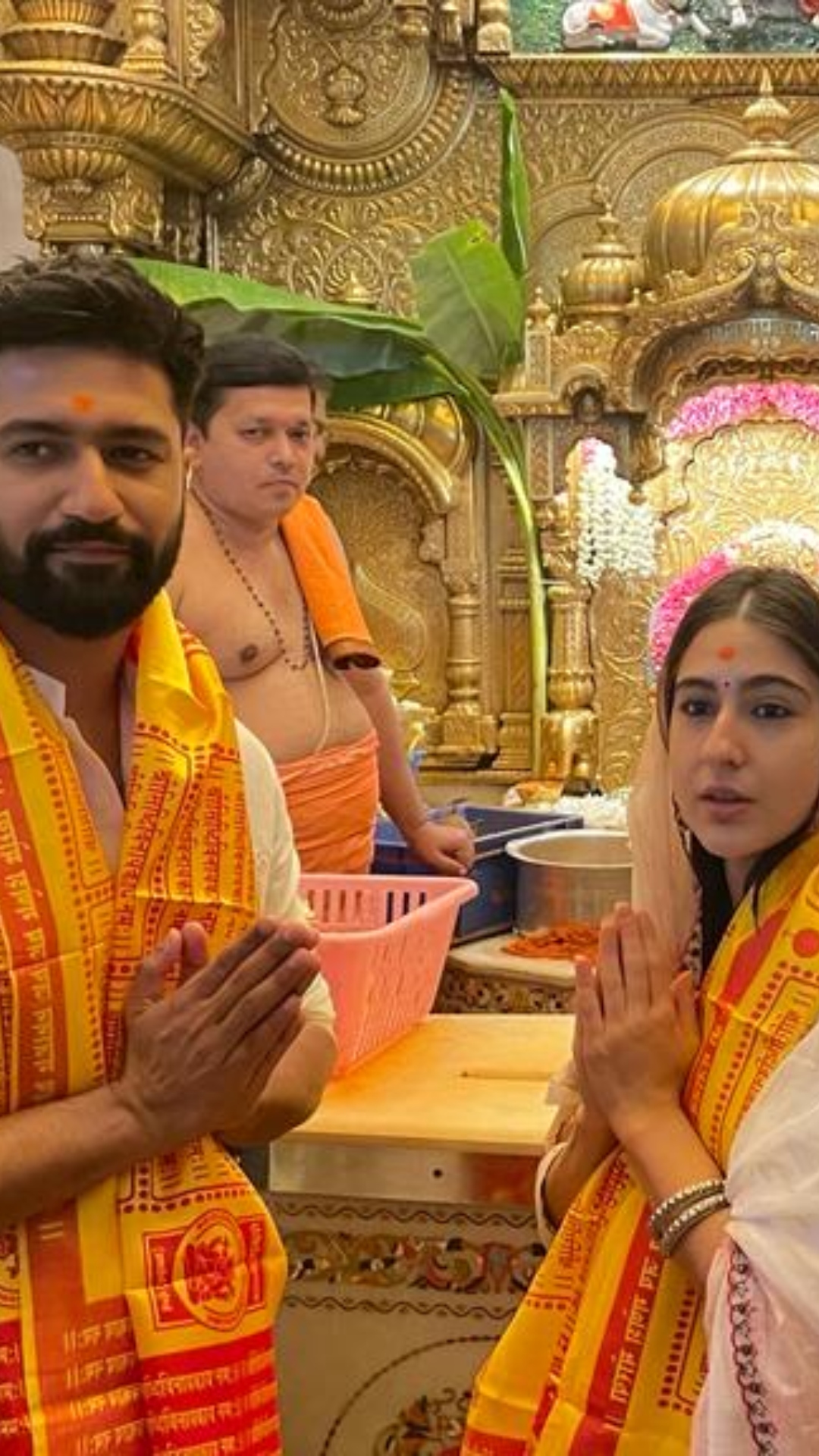 'Hatke' Jodi Vicky Kaushal &amp; Sara Ali Khan seek blessings at Siddhivinayak temple | PICS