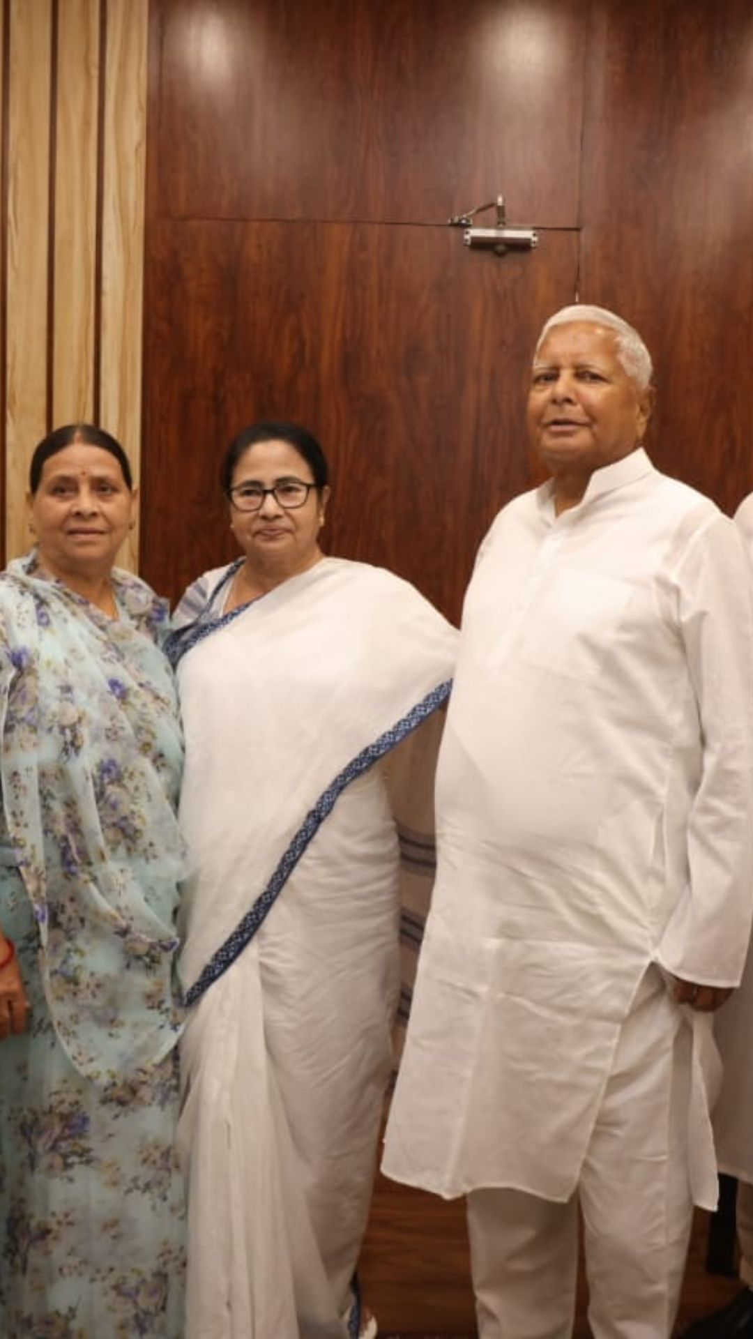 Mamata meets Lalu ahead of Opposition meet in Patna 