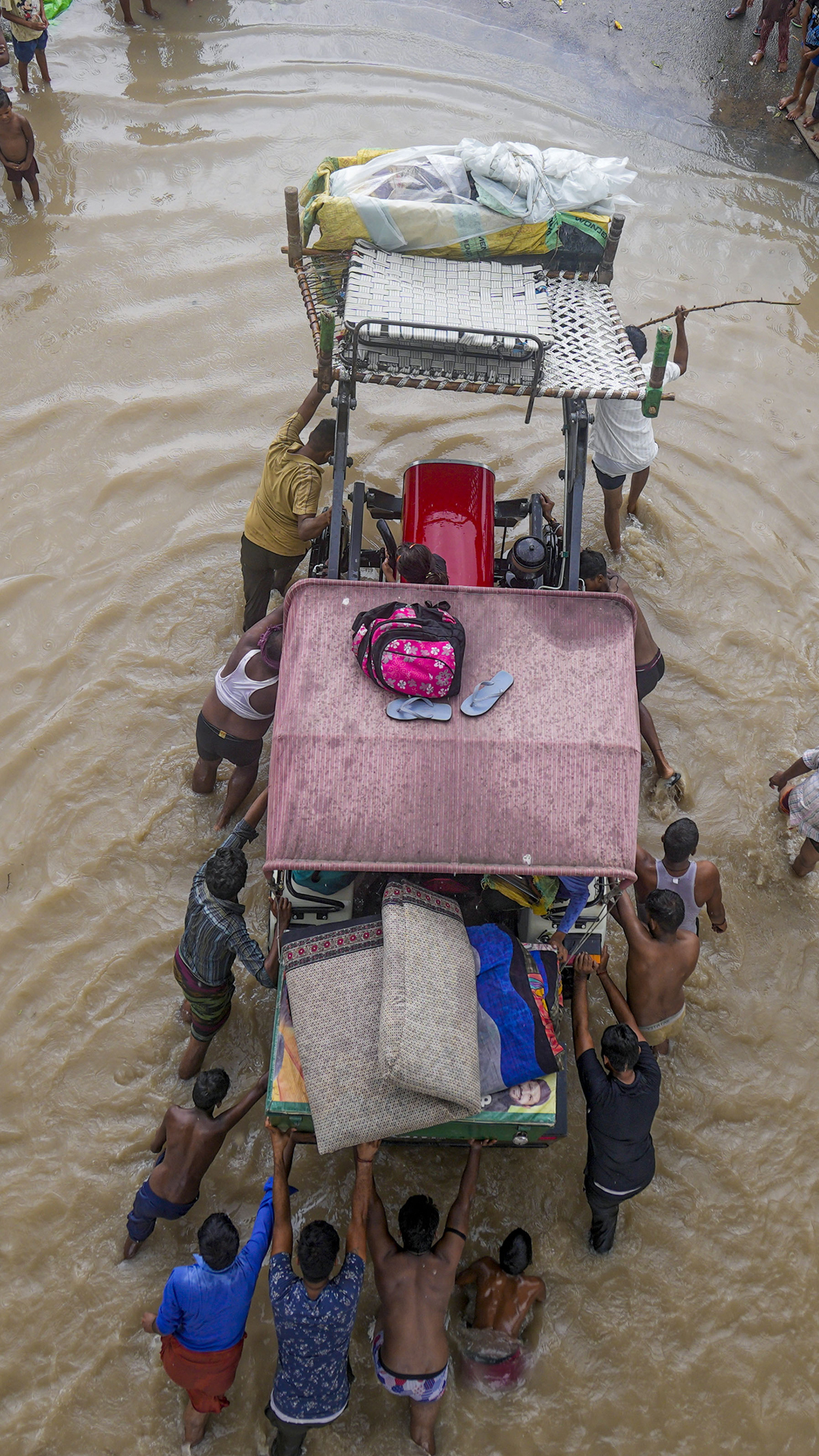 Flood affected people at Nizamuddin Bridge after being relocated to makeshift tents