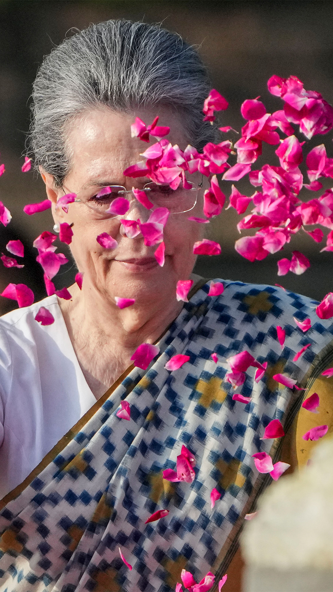 Sonia Gandhi pays tribute to husband and former PM Rajiv Gandhi on his 79th birth anniversary at Veer Bhumi