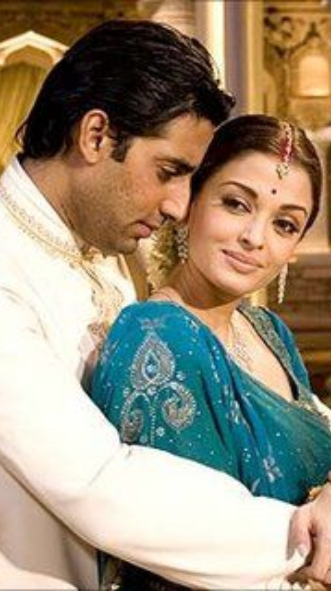 Aishwarya Rai Bachchan wore saree worth rupees 75 lakh on her wedding |  Boldsky - video Dailymotion