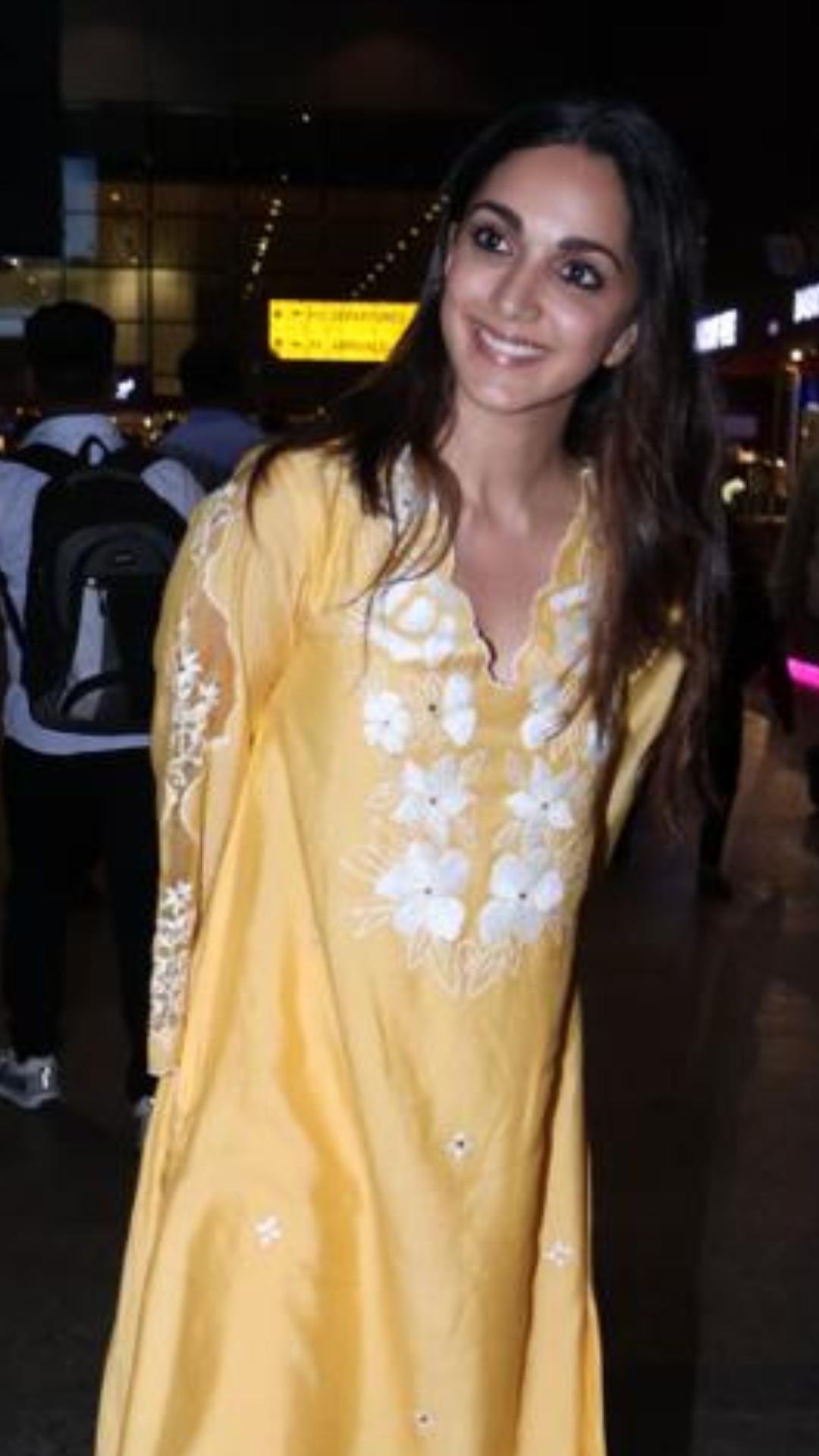 Kiara Advani stuns in yellow at airport | unseen photos
