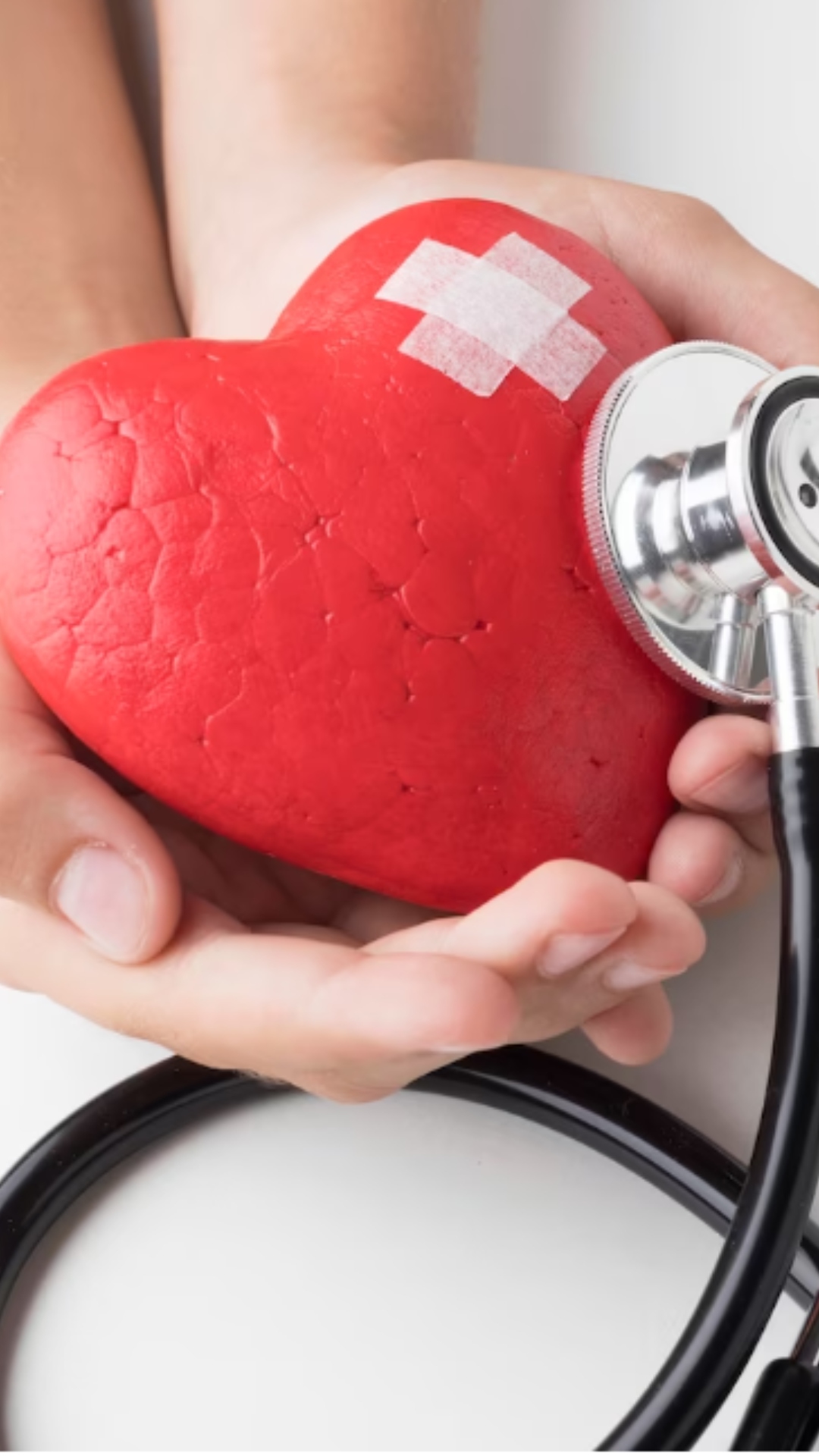 What are 3 differences between heart attacks and cardiac arrest?