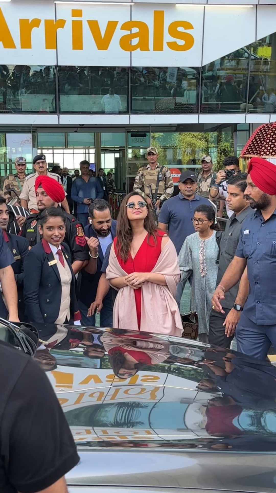 Parineeti Chopra, Raghav Chadha get grand welcome at Udaipur Airport 