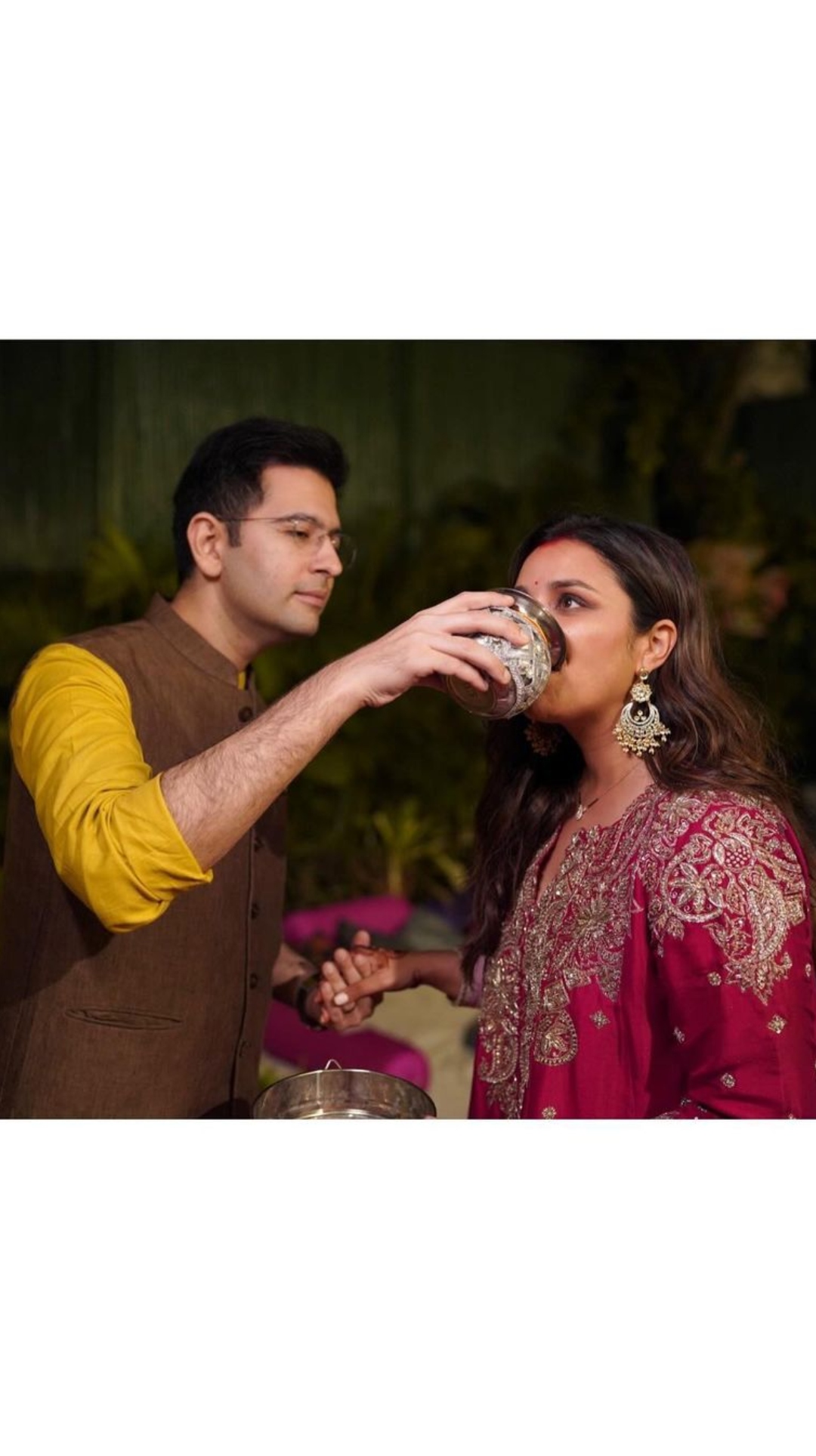 Ayushmann: Ayushmann Khurrana poses with wifey Tahira for Karwa Chauth;  latter looks ravishing in kurta set worth Rs 24,000, Celebrity News | Zoom  TV