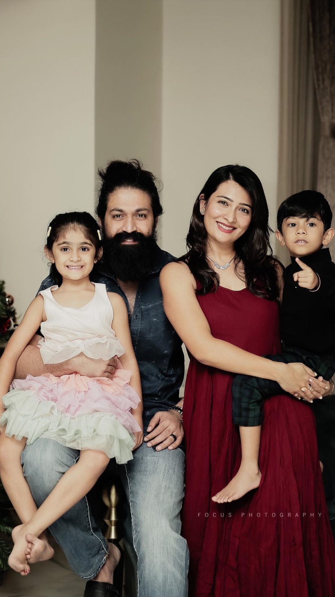 Yash purchases candies for wife Radhika Pandit and daughter from a local grocery store, pics go viral