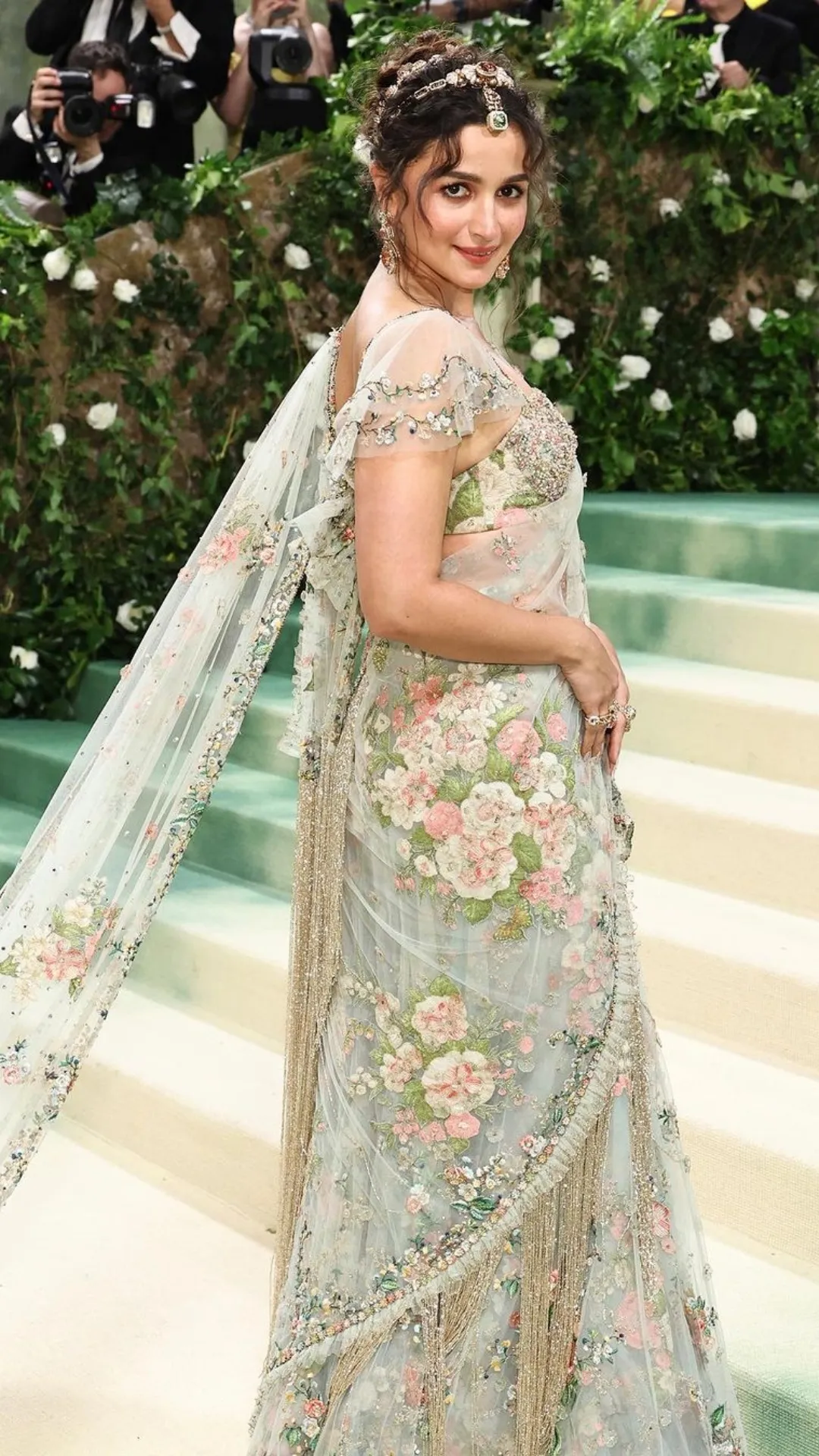 alia bhatt royal blue dress In a striking display of elegance, Alia Bhatt captivated audiences in a royal blue velvet creation by renowned couturier Andrea Brocca. The ensemble, a fusion of modern allure and iconic artwork, was