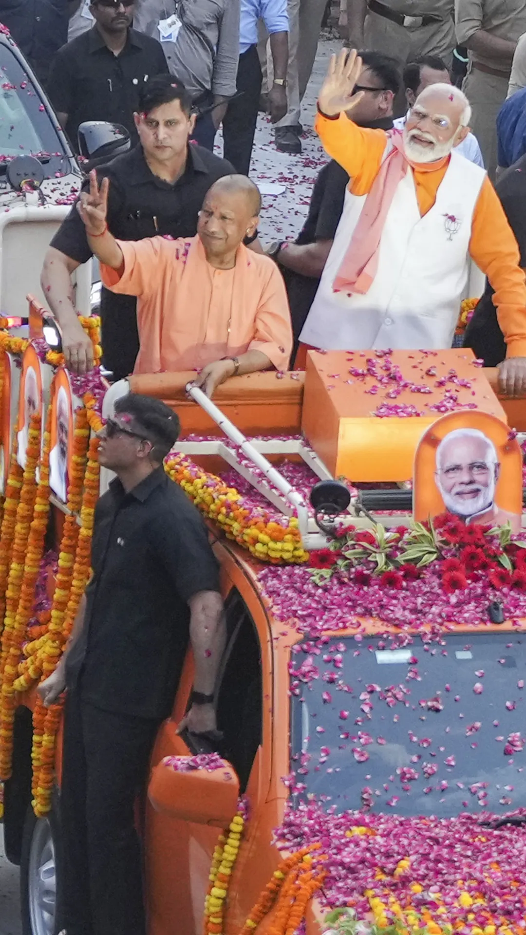 PM Modi's spectacular roadshow along with CM Yogi in Varanasi