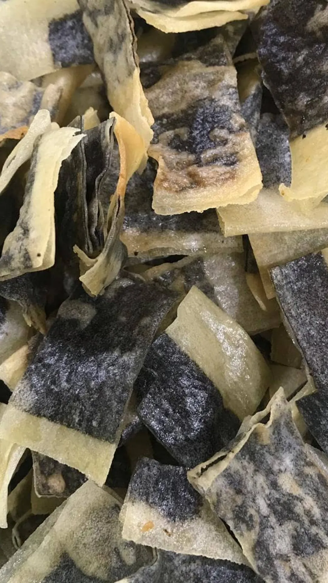 Seaweed snacks are Korean Seaweed Chips (aka Gim Bugak). It is made of deep-fried roasted seaweed and rice paper.