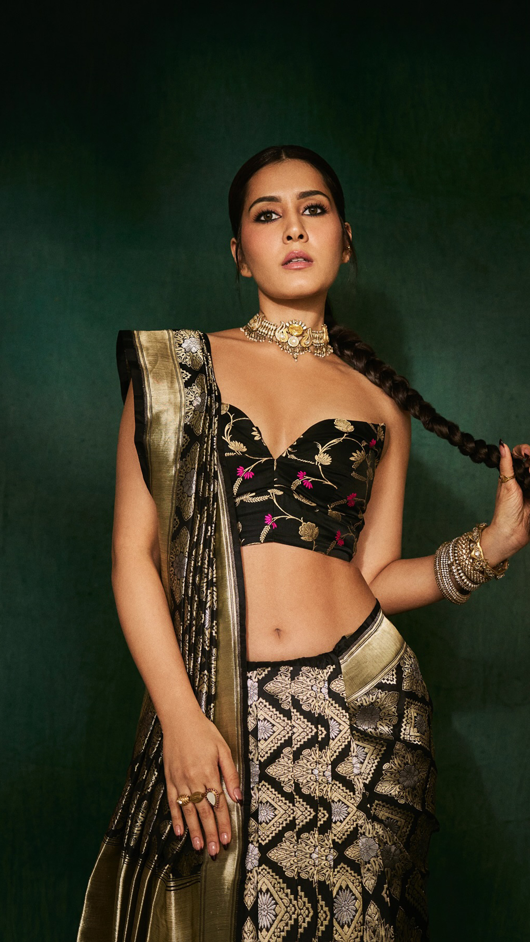 'Yodha' actress Raashii Khanna raises temperature in stunning fusion saree | See pics