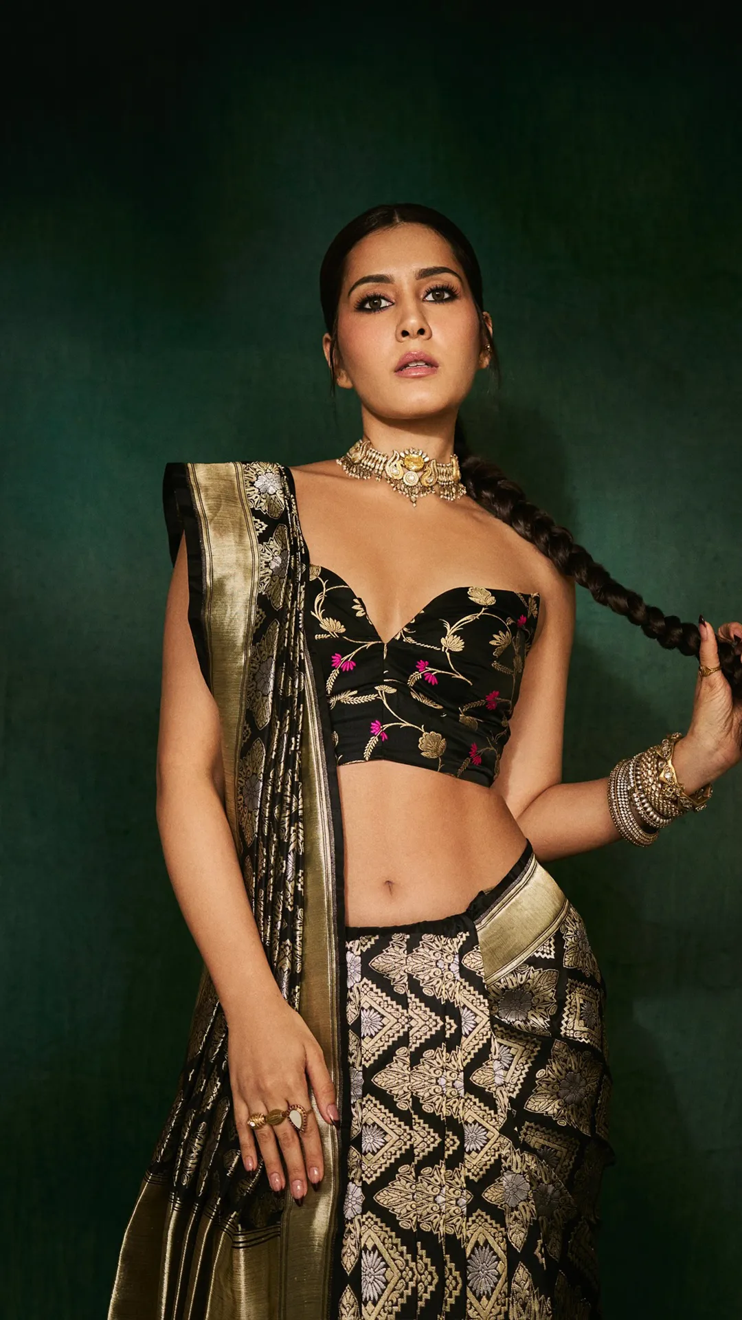 &#039;Yodha&#039; actress Raashii Khanna raises temperature in stunning fusion saree | See pics