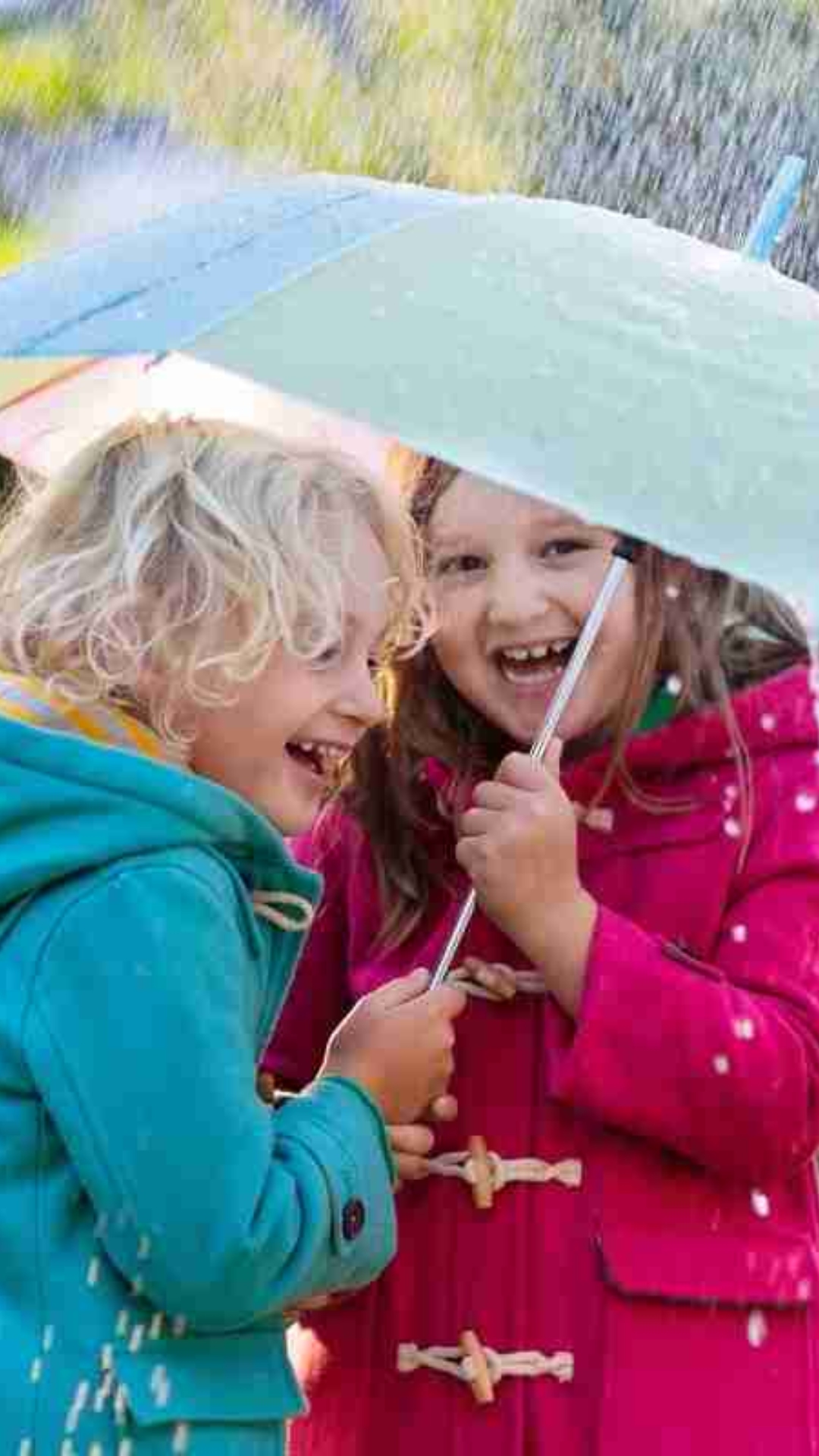 5 must-have rainy day essentials while travelling with kids