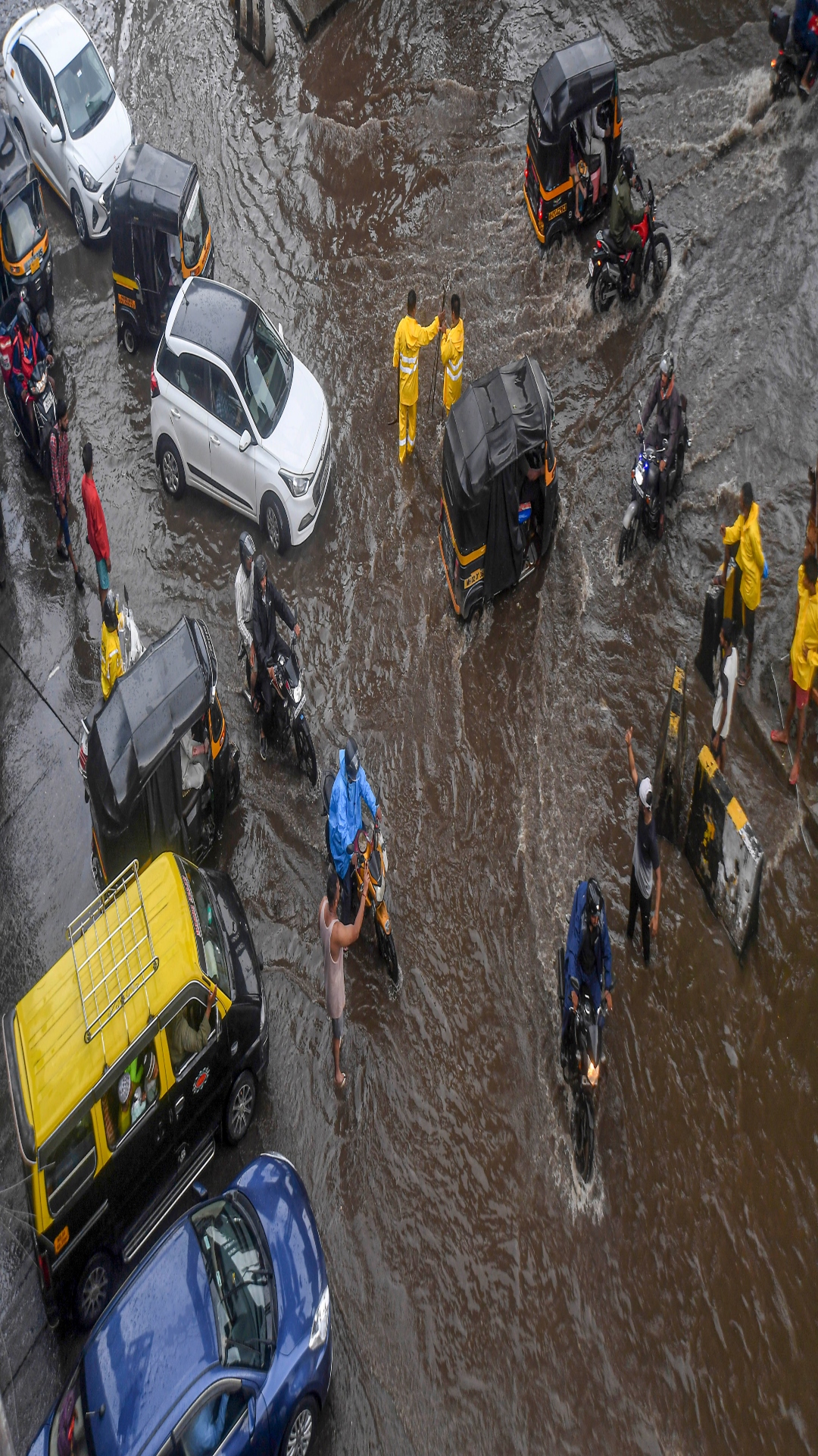 Heavy rains cause widespread disruption in Mumbai 