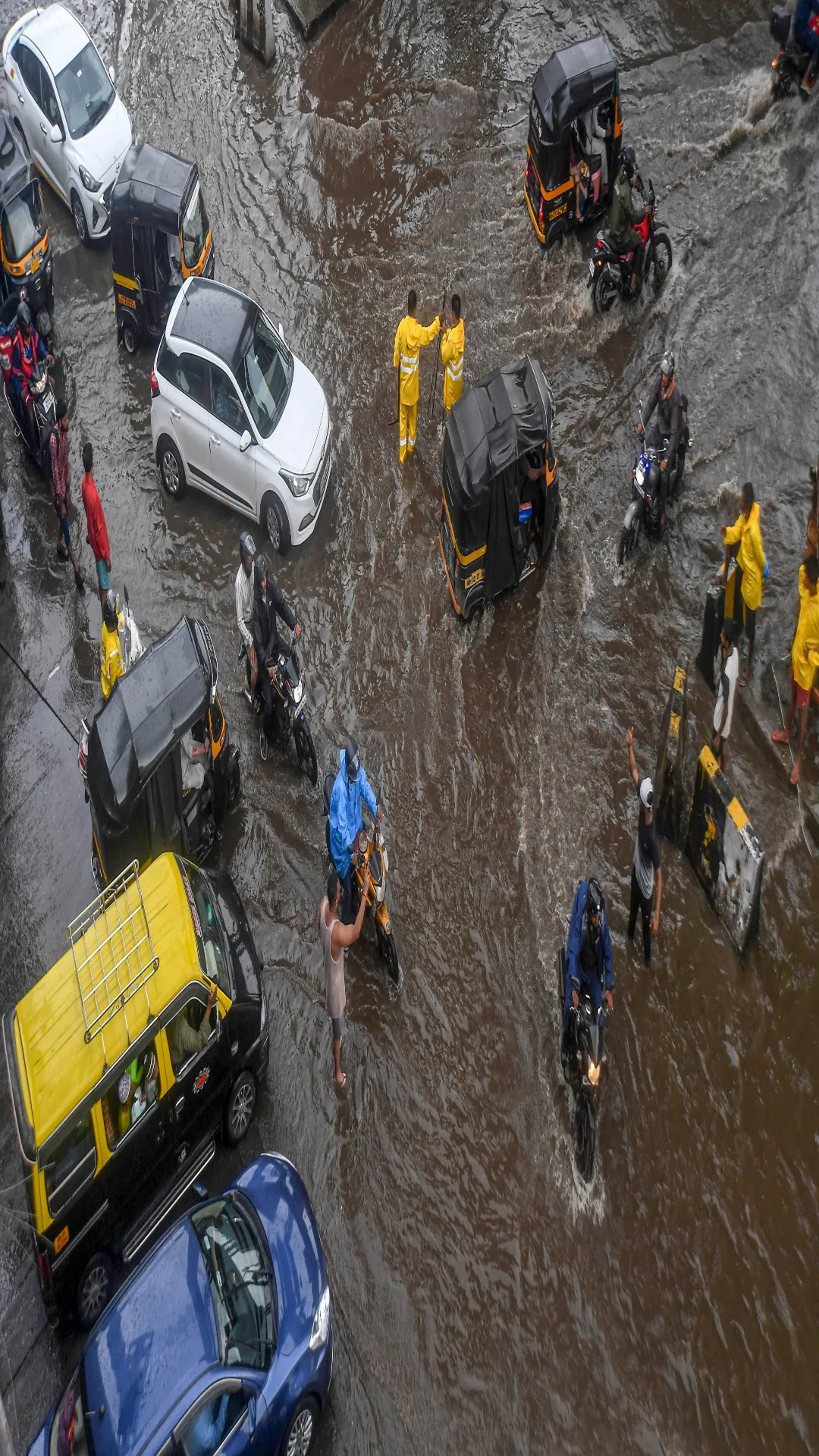 Heavy rains cause widespread disruption in Mumbai