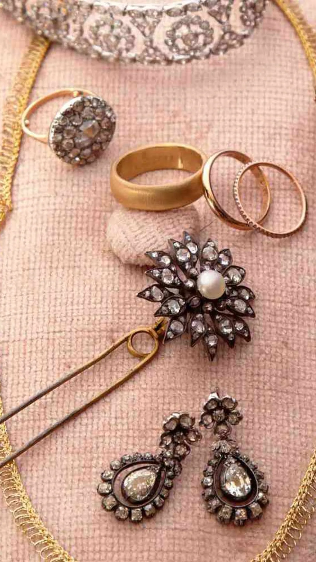 5 easy steps to clean gold jewelry that turned black