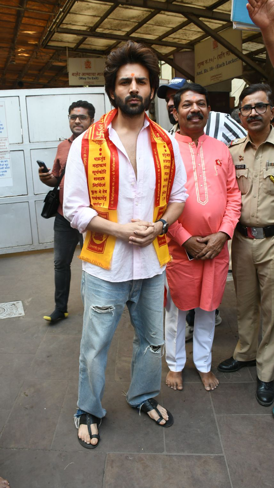 Kartik Aaryan visits Mumbai's iconic Siddhivinayak Temple for second time in a month
