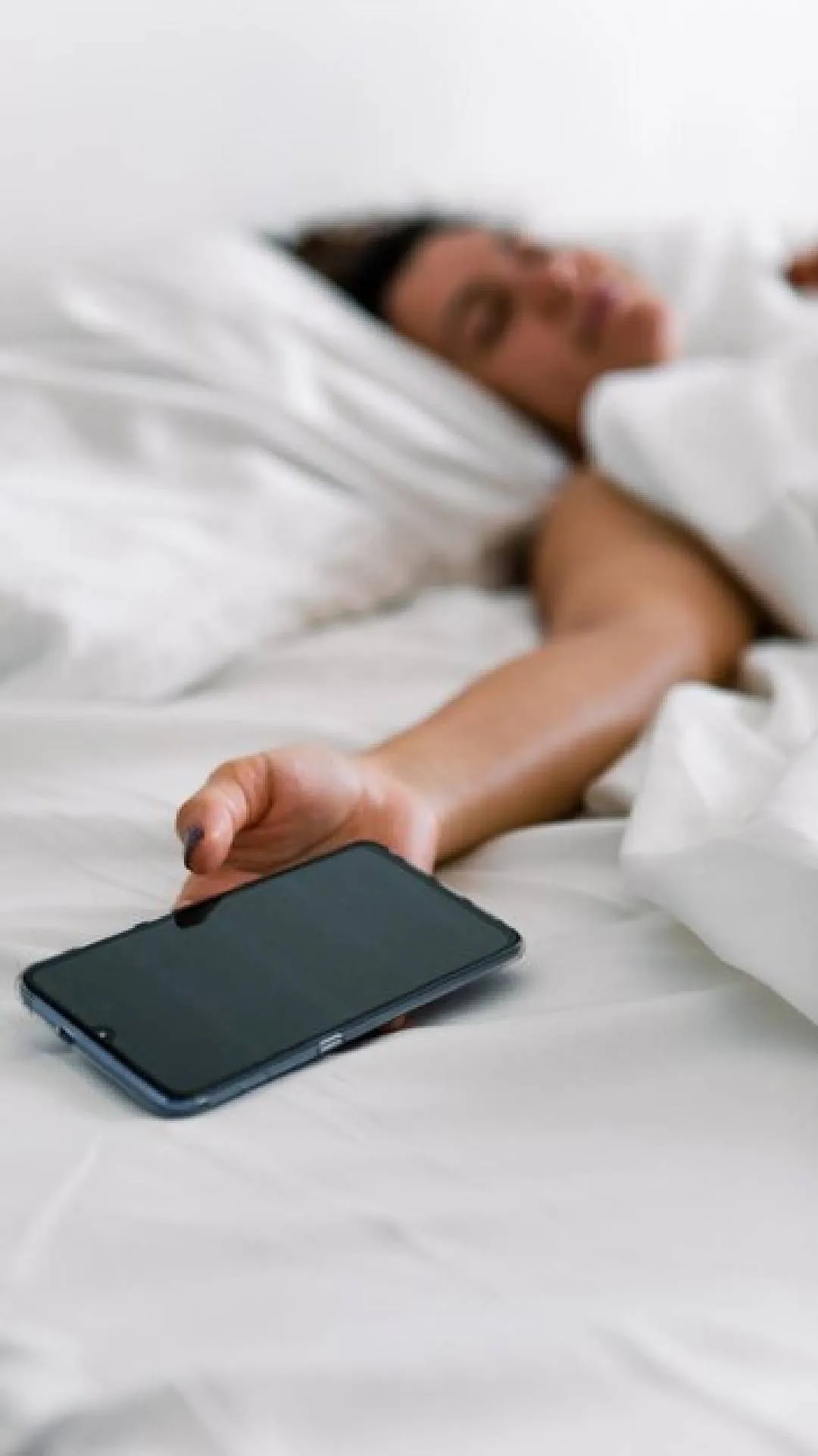 How far should you keep your smartphone while sleeping?