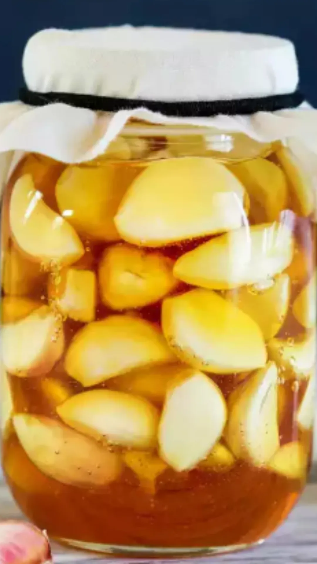 5 benefits of consuming garlic dipped in honey