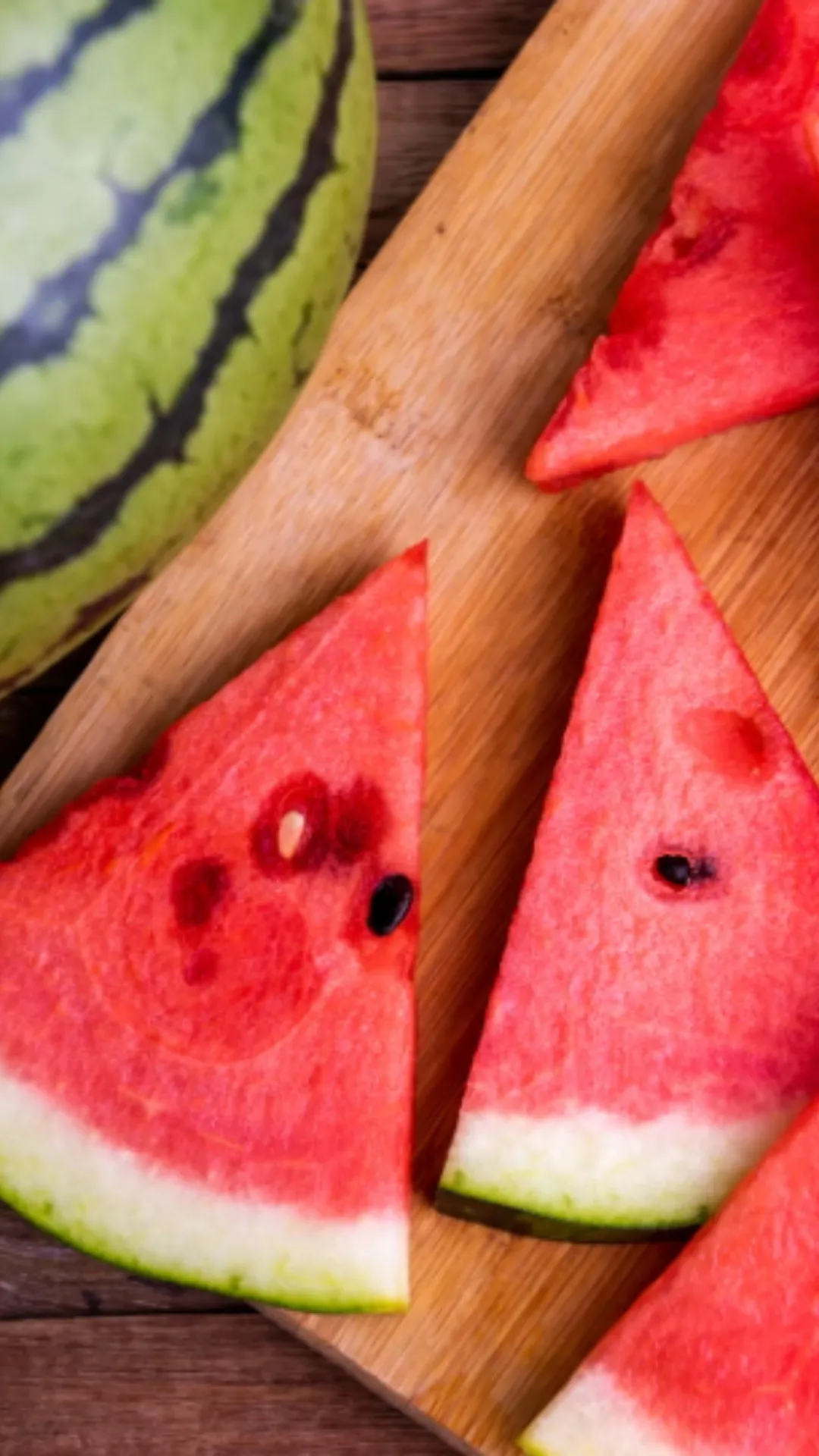 5 helpful tips to pick the perfect red and sweet watermelon