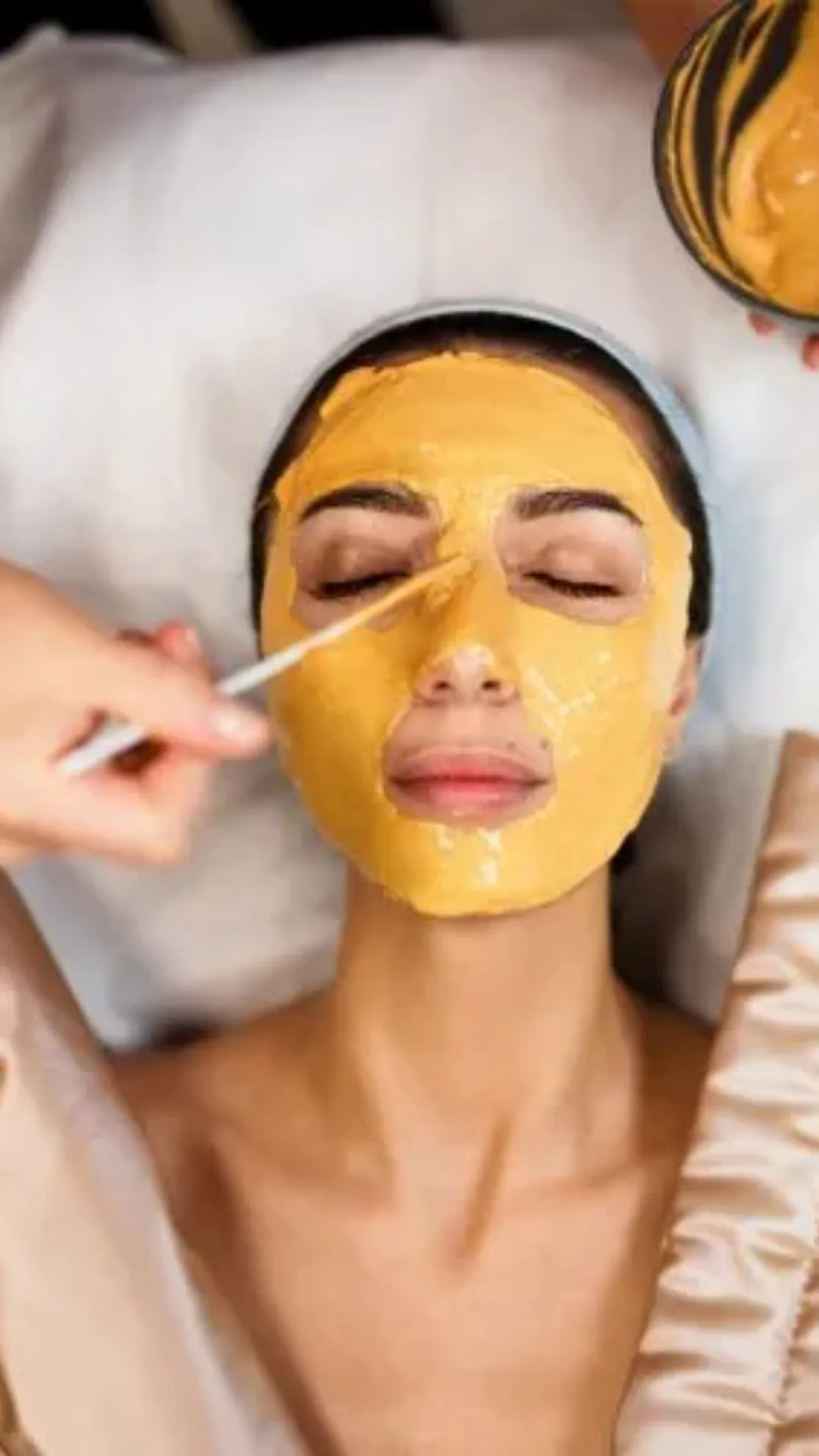 Moisturisation: Besan helps to hydrate the skin, leaving it soft. Multani Mitti, on the other hand, can sometimes leave the skin feeling slightly dry, requiring a good moisturizer afterward.