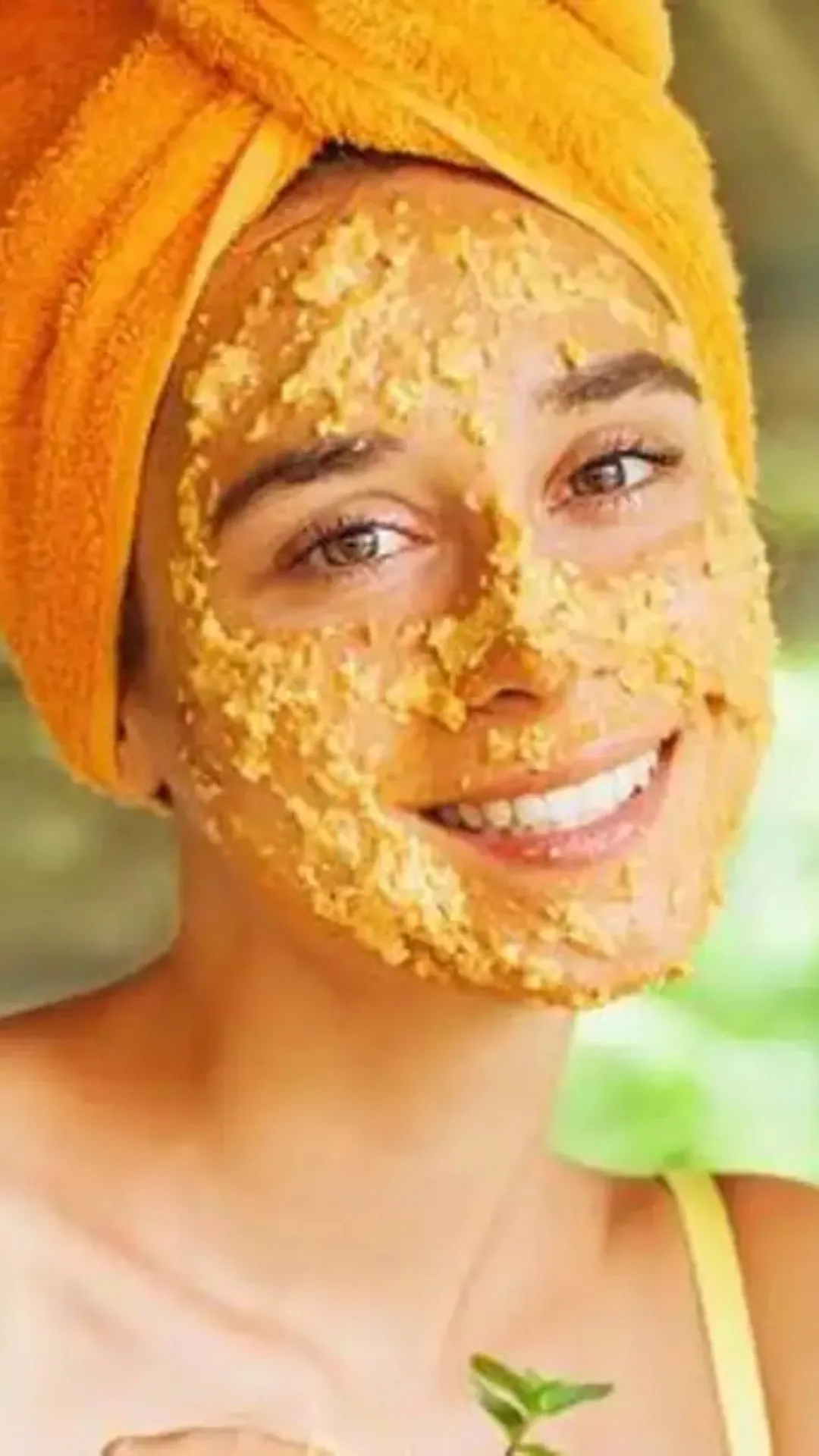 Exfoliation: Besan helps remove dead skin cells, giving your face a gentle exfoliation. Multani Mitti is also good for exfoliating but is better at absorbing excess oil.
