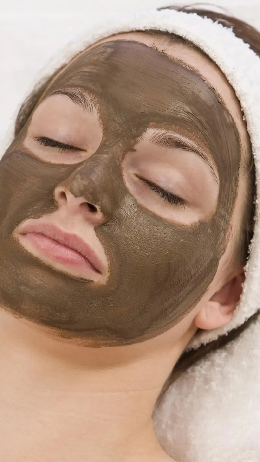 Skin Brightening: Multani Mitti works to cleanse and rejuvenate, making the skin appear fresher and brighter. Besan brightens the skin and reduces pigmentation with its natural properties.